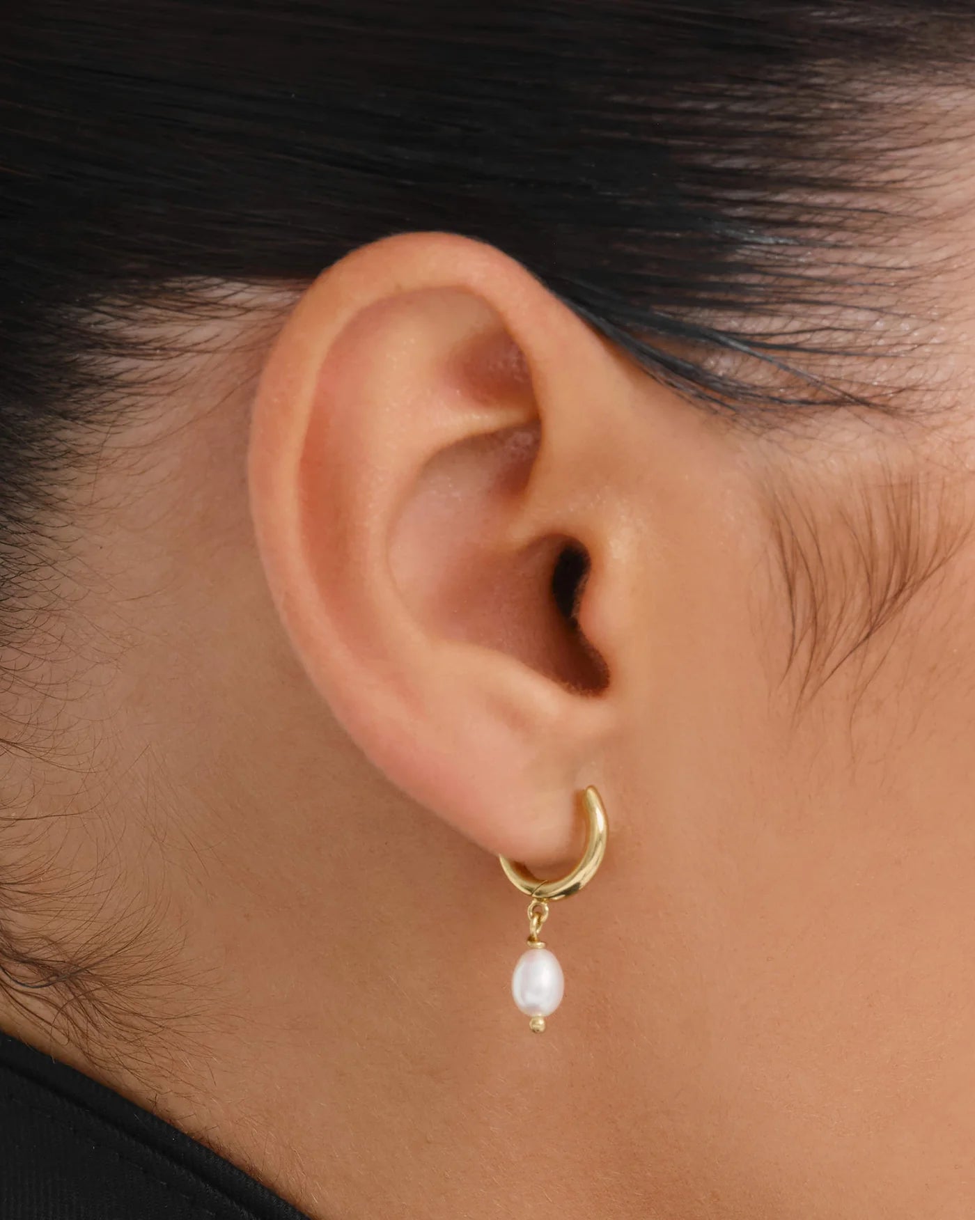 Chamonix Mini Hoop Earrings with Freshwater Pearl in 18K Gold Vermeil by Handiora