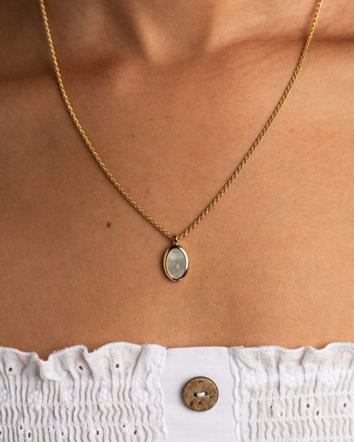 Como Oval Mother-of-Pearl Pendant Necklace in 18K Gold Vermeil by Handiora