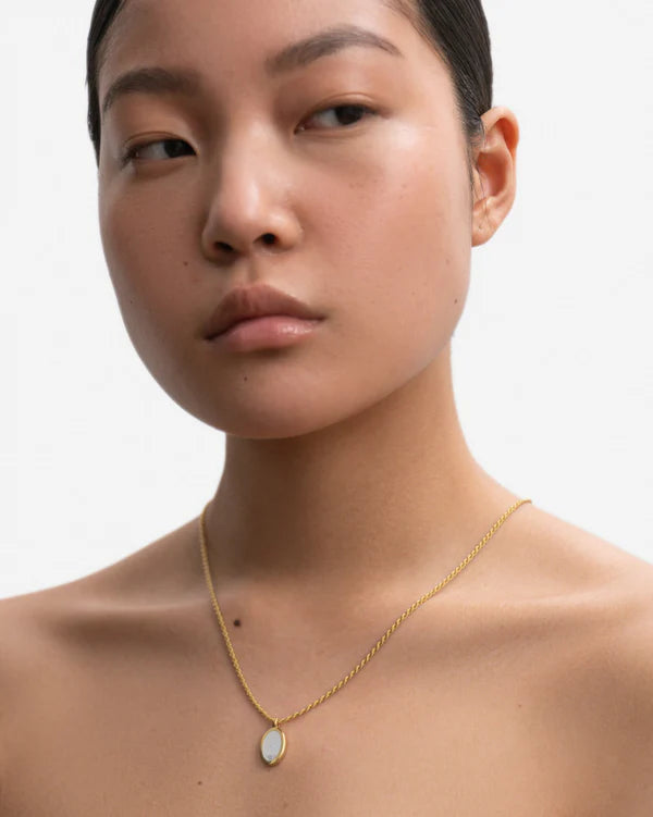Como Oval Mother-of-Pearl Pendant Necklace in 18K Gold Vermeil by Handiora