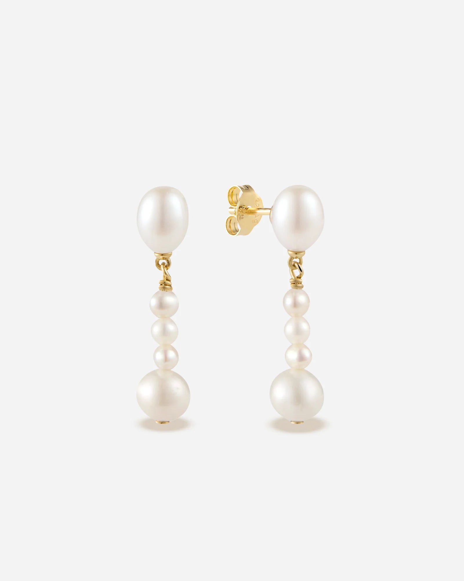 Pendolo Graduating Freshwater Pearl Hoop Earrings in 18K Gold Vermeil by Handiora