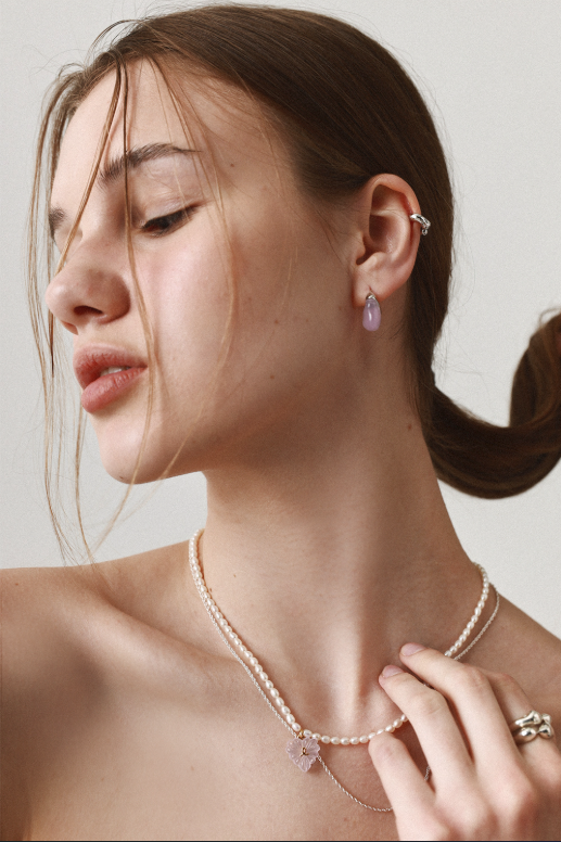 LOVE Daisy N02 necklace displayed on model’s neck