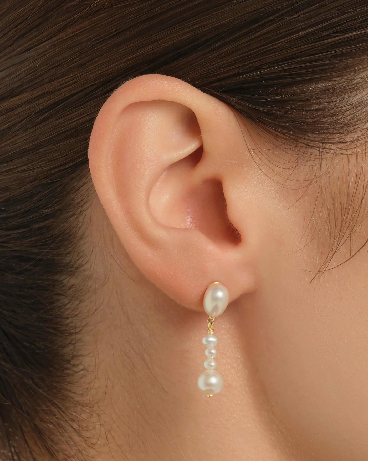 Pendolo Graduating Freshwater Pearl Hoop Earrings in 18K Gold Vermeil by Handiora